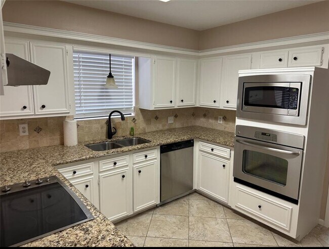 Building Photo - 17406 Spicewood Springs Ln