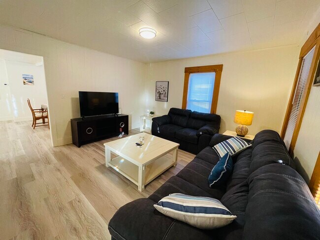 Building Photo - 17 Arch St