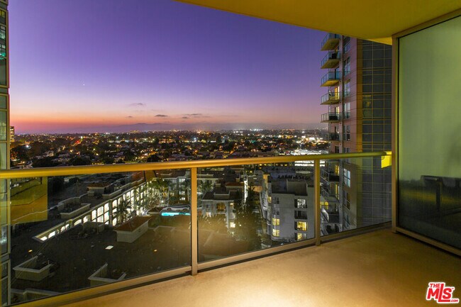 Building Photo - 13700 Marina Pointe Dr