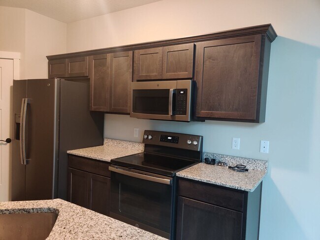 Building Photo - 3 Bedroom 1.5 Bath Townhome