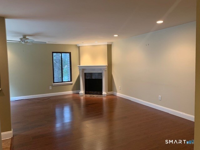 Building Photo - 16 Greenbriar Dr