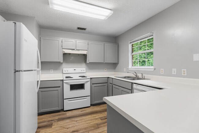 Building Photo - 3 BED | 2 BATH | NEWLY RENOVATED