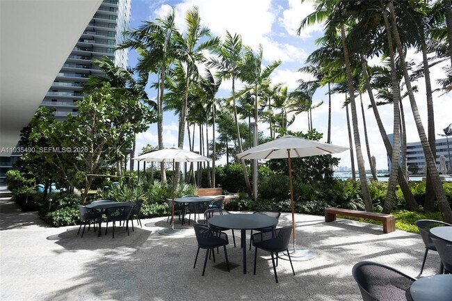 Building Photo - 650 NE 32nd St