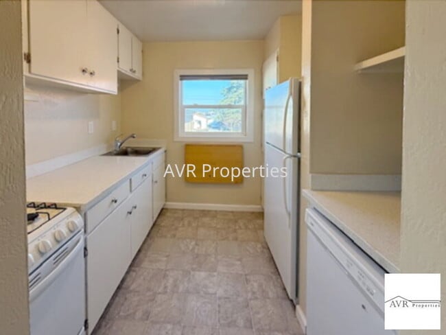 Building Photo - Beautiful downtown elevated studio with full kitchen