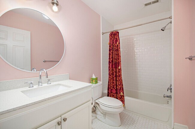 Building Photo - CHARMING 4 BED 2.5 BATH COLONIAL MINUTES F...