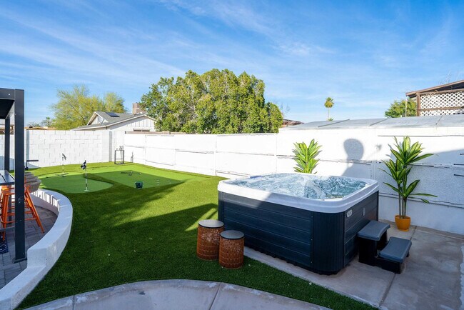 Building Photo - 4530 W Paradise Dr