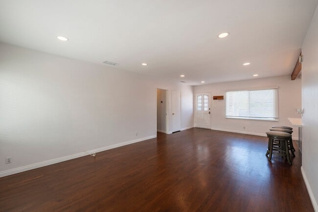 Building Photo - Beautiful Hawthorne Rental In Hollyglen!