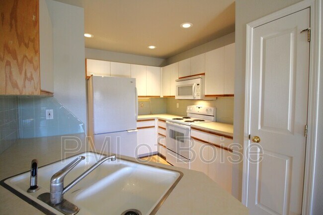 Building Photo - 5801 N Cobbler Ln