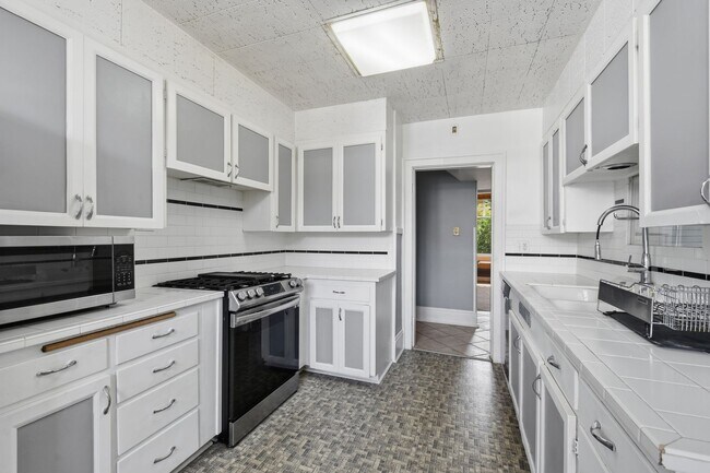 Building Photo - 5Bd/2.5Ba Everett Home