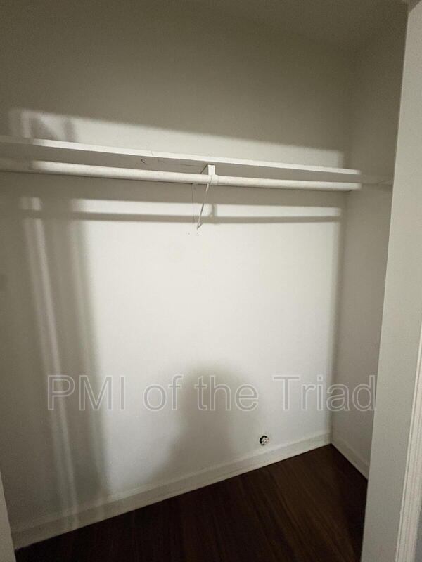 Building Photo - 1600 Oak Croft St