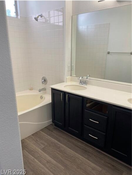 Building Photo - Single story home in gated community!
