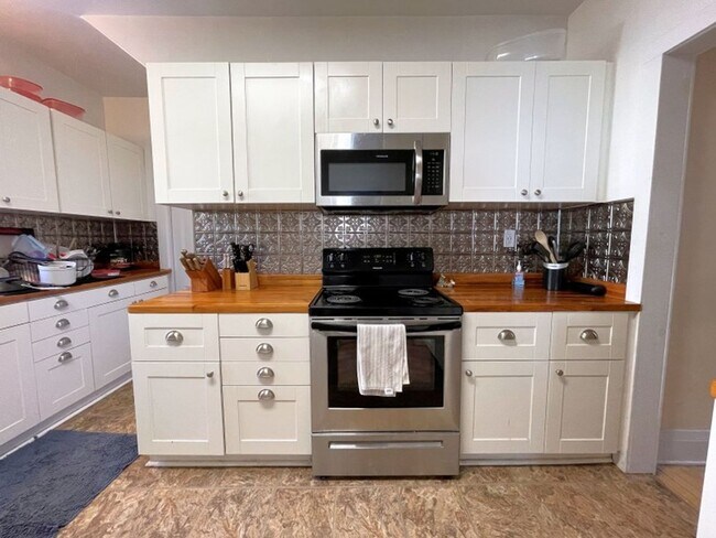 Building Photo - 104 Lathrop St