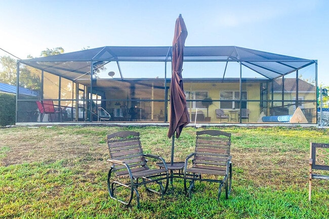 Building Photo - 572 Bellaire Dr