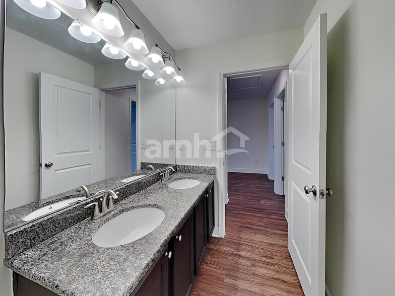 Building Photo - 919 Walden Pond Dr