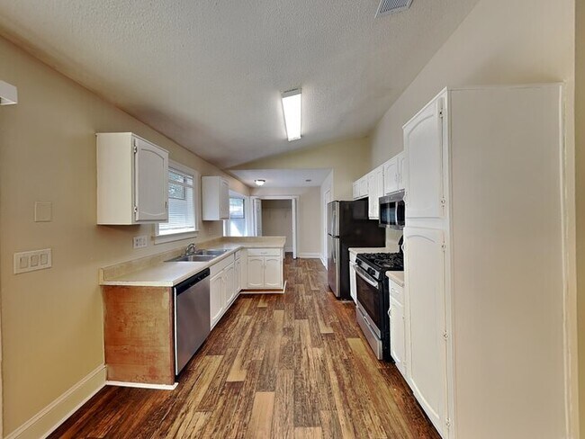 Building Photo - 3101 Park Creek Ct