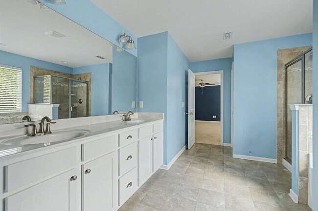 Building Photo - 5-Bedroom Home w/ Fenced-in BackYard in Knightdale