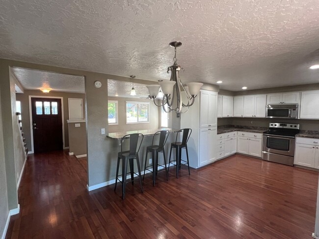 Building Photo - 3 Bedroom / 2.5 Bath Home located in Sprin...