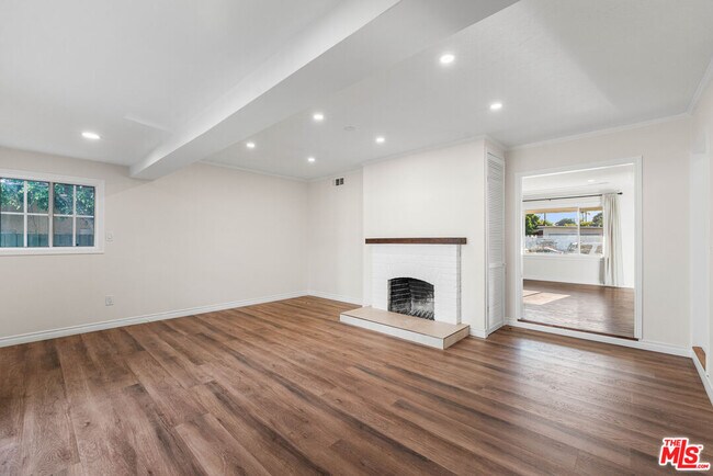 Building Photo - 6932 Mammoth Ave