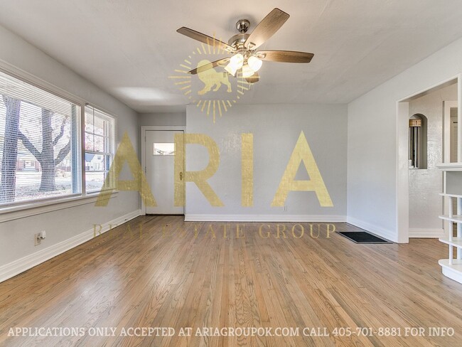 Building Photo - COMING SOON! 2 Bed/2 Bath Duplex Super Clo...