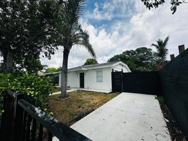 Building Photo - 421 SW 9th Ct