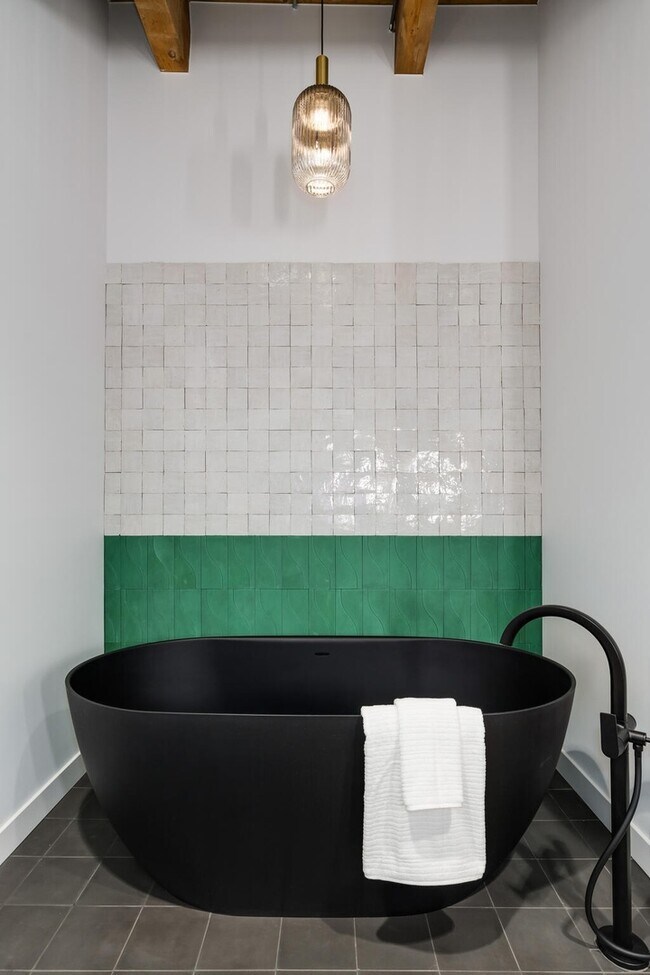 Building Photo - 312 N May St