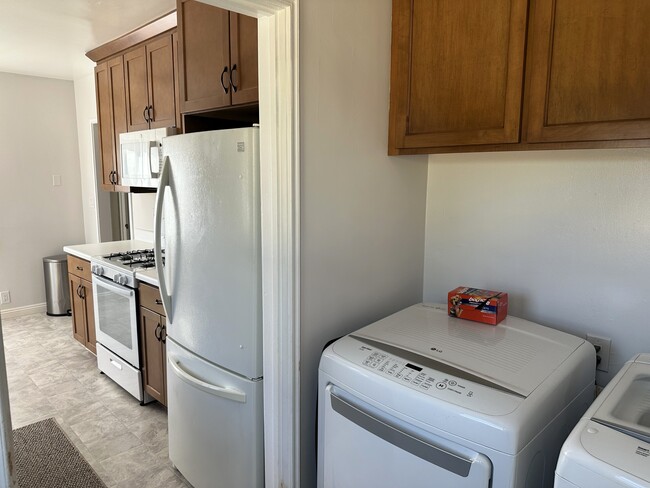 Building Photo - 338 S F St