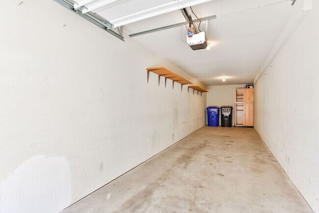 Building Photo - Talmadge : spacious 2 bed, 2 ba top floor condo