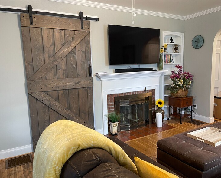 Living room , smart TV - 120 Edgemont Rd
