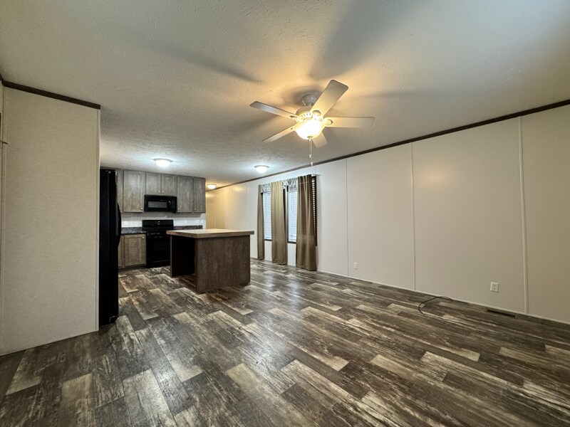 Building Photo - 16152 Notre Dame St