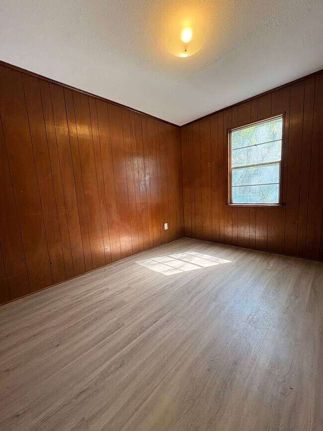 Building Photo - Cozy 3 bedroom/1 bath house!