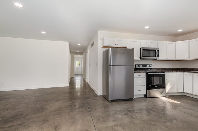Building Photo - Newly Built 3-bedroom 2 bath Duplex $2200/...
