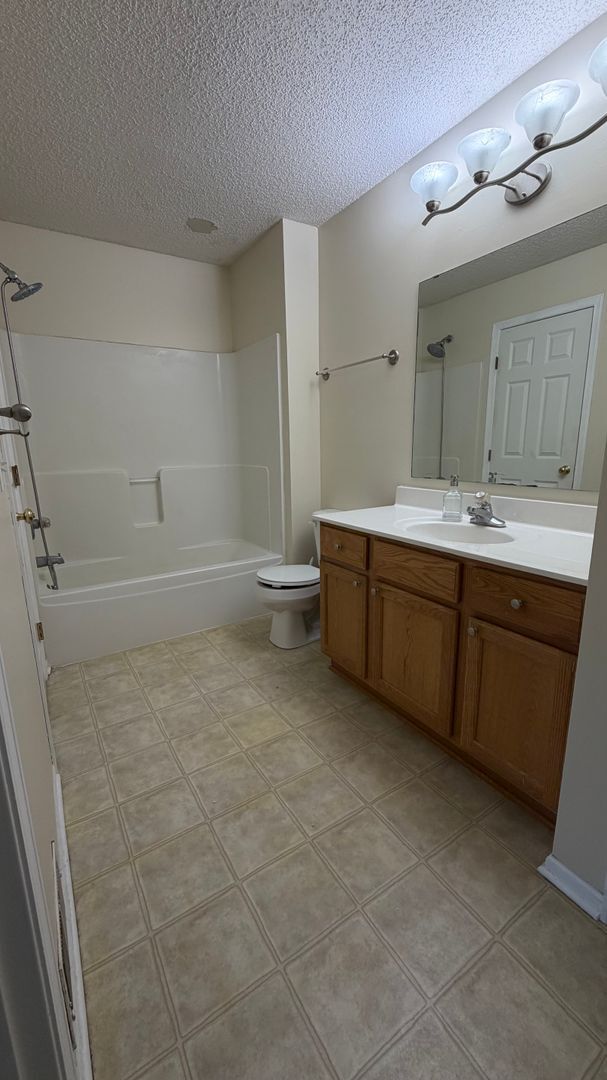 Building Photo - Freshly painted 3BD/2BA Townhome * Rosemount * Available Now