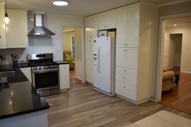 Building Photo - 4 bedroom British Woods Rental