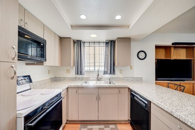 Building Photo - Move-In Ready Condo Near Summerlin!