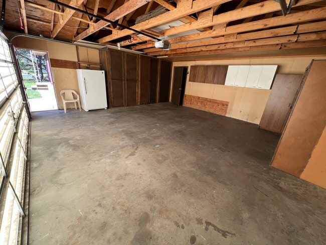 Building Photo - 3 Bed 2 Bath House with Attached 2 Car Garage & Trailer Parking