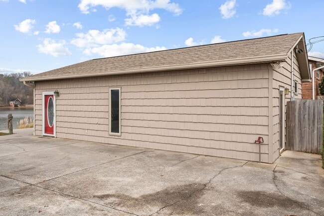 Building Photo - Riverside 2BR/2BA Cottage – Minutes from Downtown Knoxville