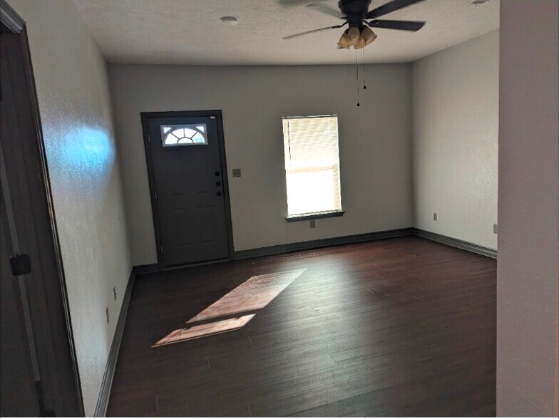 Building Photo - 723 S 33rd St