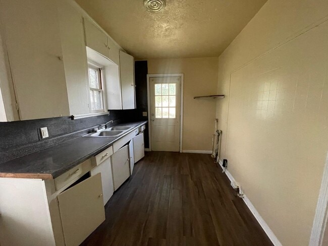 Building Photo - 5345 E Parkway Dr