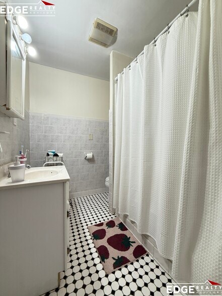 Building Photo - 72 Egmont St