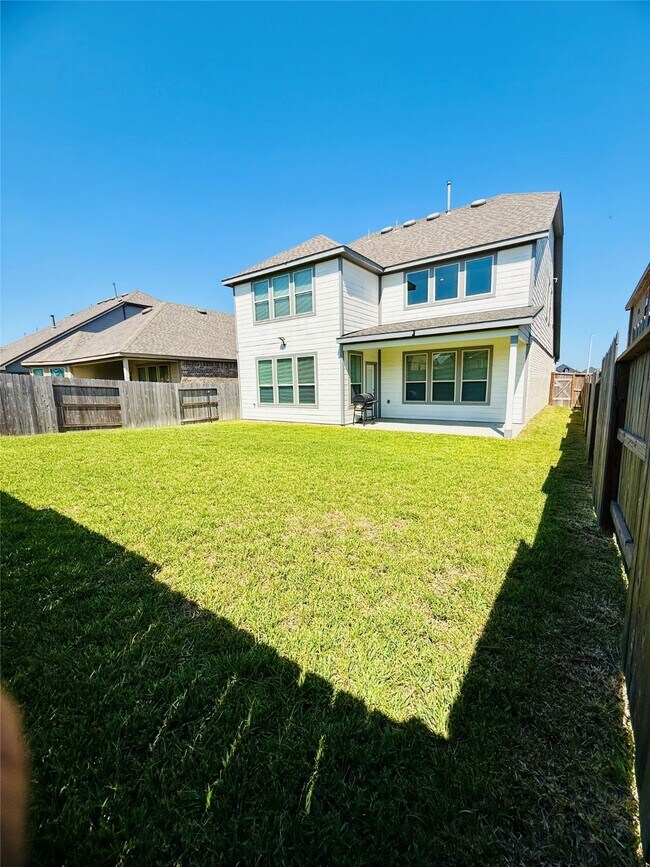 Building Photo - 15826 Dove Holw Dr