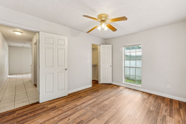 Building Photo - 1391 N Paddock Ave