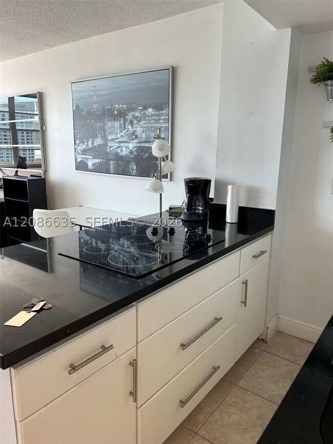 Building Photo - 905 Brickell Bay Dr