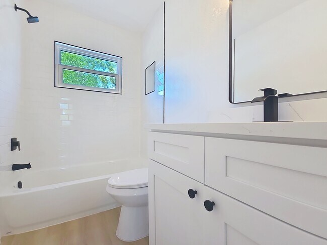 Building Photo - 1035 15th Ave S