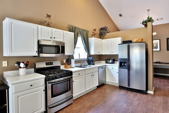 Building Photo - 3151 Greenbrier Ct