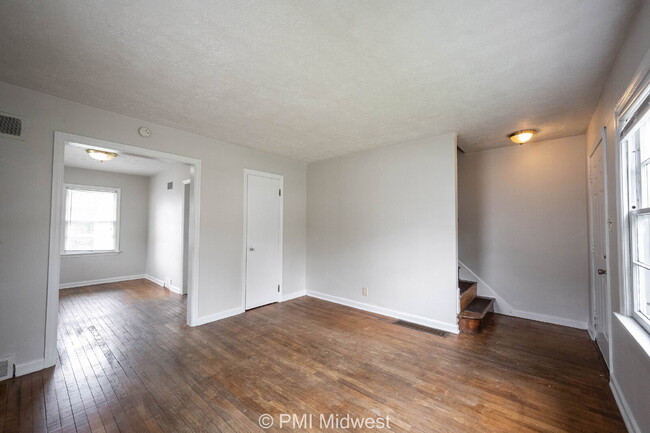 Building Photo - "Charming 2-Bedroom Duplex with Gleaming H...