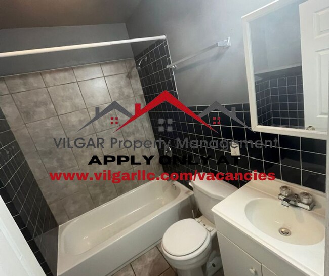 Building Photo - Spacious & Smart Layout! 3-bedroom, 1-bath...
