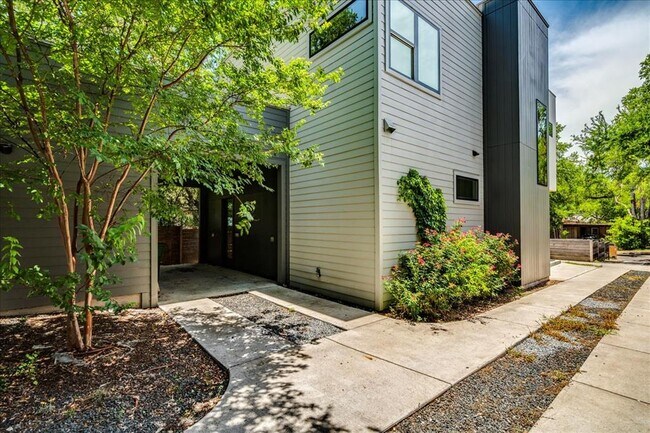 Building Photo - 908 Nalide St