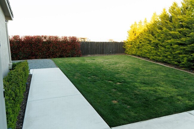 Building Photo - NW Visalia Home Coming Soon!