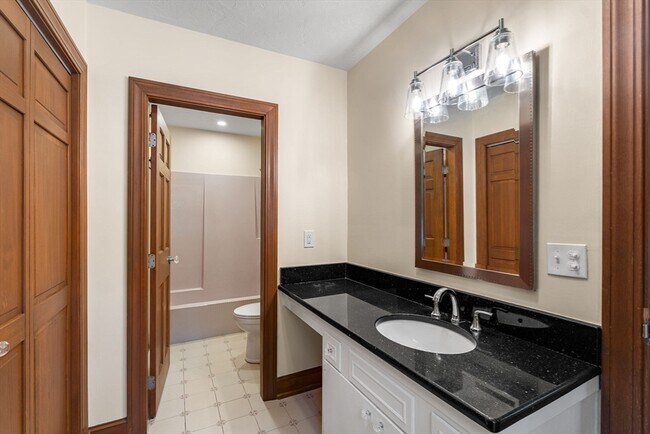 Building Photo - 10 Sumac Cir