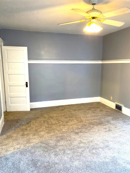 Building Photo - 916 W 9th St